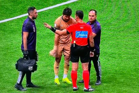 Goleiro Richard é atendido pela equipe médica do Ceará