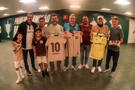 Dirigentes de Palmeiras e Jacuipense posam para foto antes de jogo da Copa do Brasil