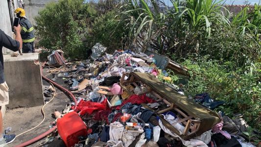Incêndio estava concentrado em um amontoado de material reciclável e lixo • Divulgação/Bombeiros