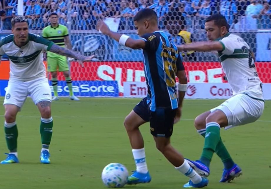 Titular do Coritiba é expulso no primeiro tempo contra Grêmio pelo Brasileiro