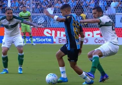 Bruno Melo, do Coritiba, deu entrada forte em Enamorado, do Grêmio