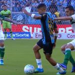 Titular do Coritiba é expulso no primeiro tempo contra Grêmio pelo Brasileiro