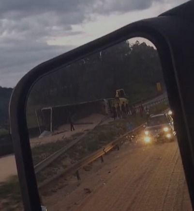 Carreta tomba na Fernão Dias, deixa um morto e interdita pista em MG