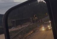 Carreta tomba na Fernão Dias, deixa um morto e interdita pista em MG