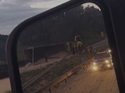 Carreta tomba na Fernão Dias, deixa um morto e interdita pista em MG