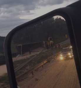 Carreta transportava soja a granel