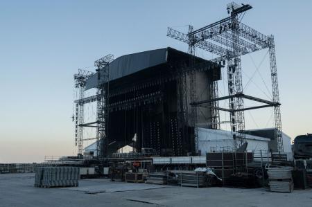 Palco está sendo montado na Praia de Copacabana • PABLO PORCIUNCULA / AFP