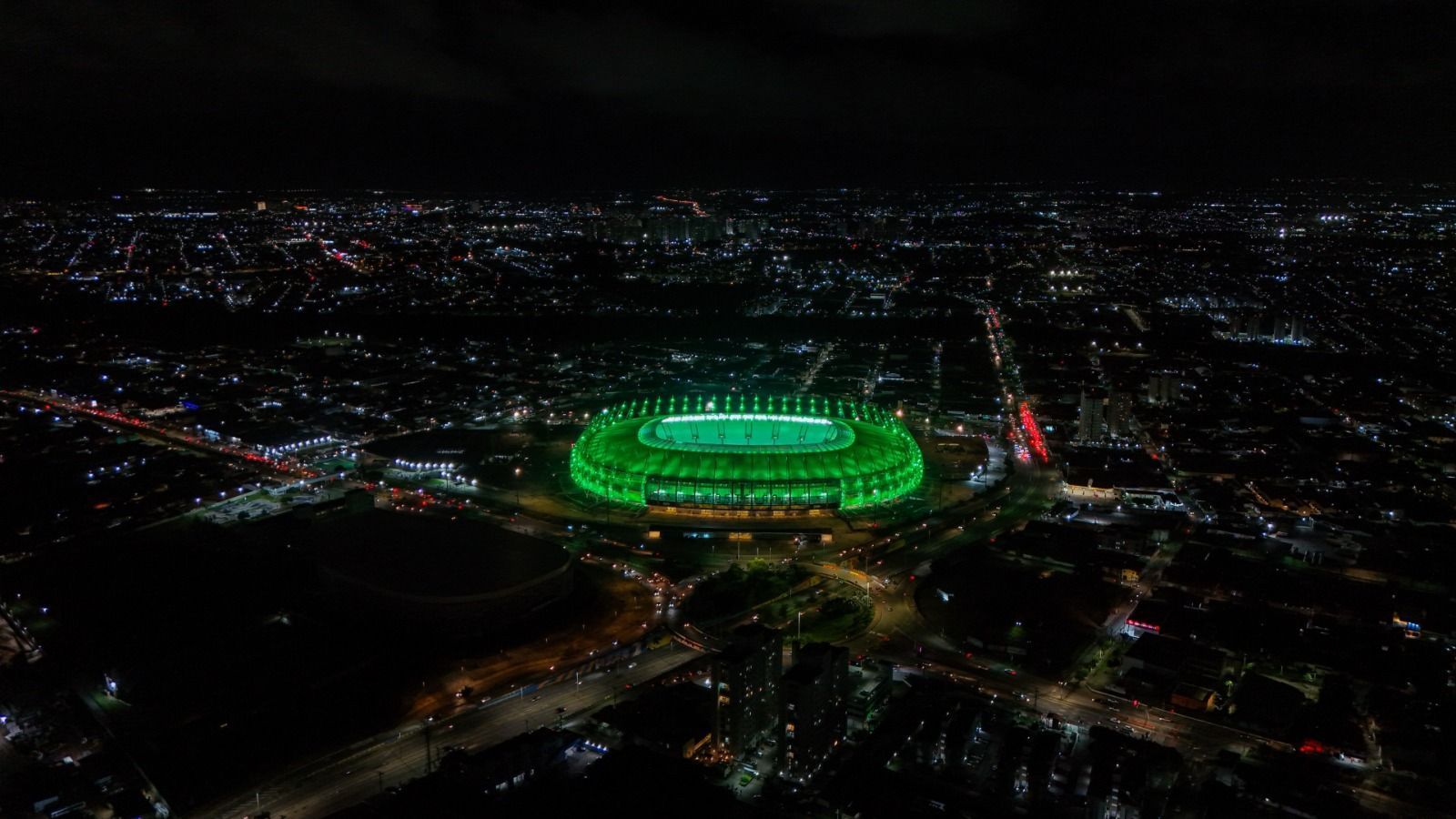 Arena Castelão ganha nova 'cara' para anunciar chegada de grande evento do futebol