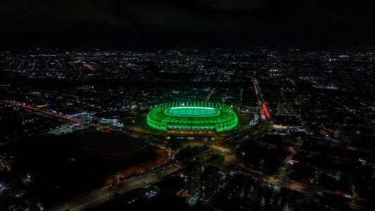 Arena Castelão iluminada na cor verde