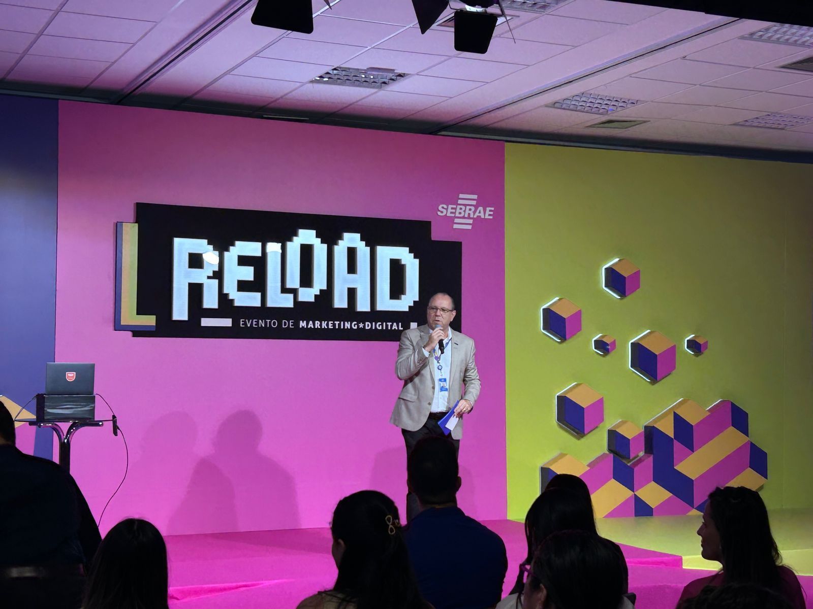 Sebrae reúne grandes empresas em seminário de marketing para pequenos negócios