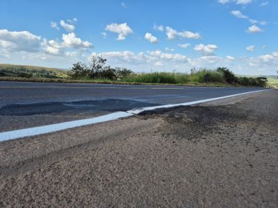 Parte da BR-262, especialmente no trecho entre Araxá e Uberaba, estrada apresenta degradações que comprometem a logística