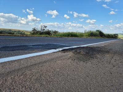 Parte da BR-262, especialmente no trecho entre Araxá e Uberaba, estrada apresenta degradações que comprometem a logística