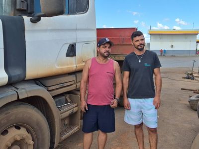 Luciano Godoi e Carlos Alexandre de Lima faziam manutenção em suas carretas em uma parada após Araxá • Bruno Nogueira | Itatiaia