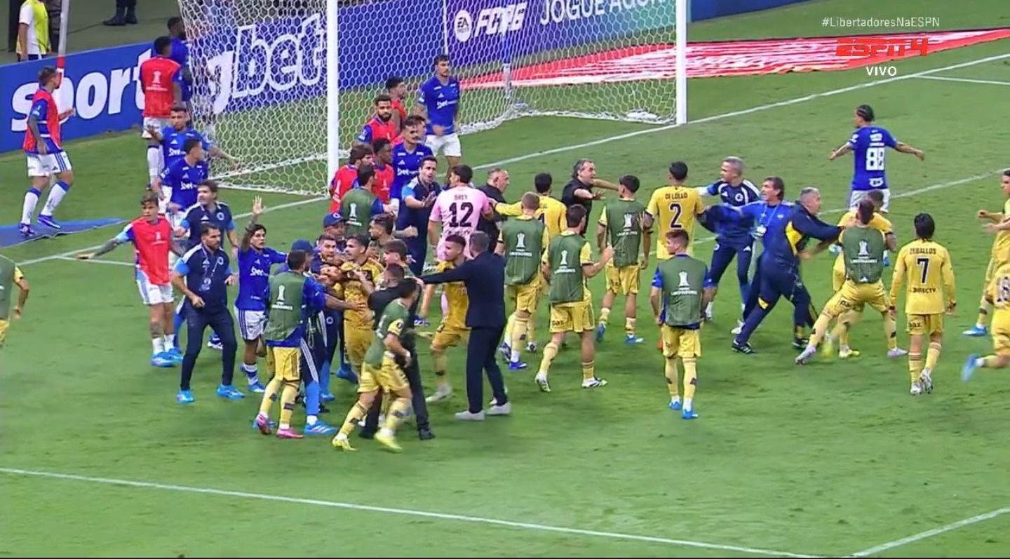 Cruzeiro x Boca é marcado por confusão generalizada após apito final