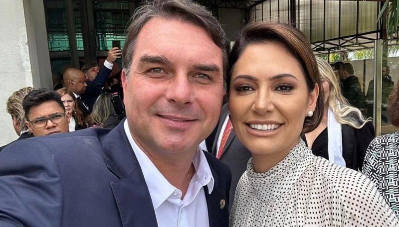 'Flávio me desrespeitou e me maltratou', diz Michelle ao expor crise na família Bolsonaro