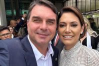 Gesto de Michelle marca aceno de entrada na campanha de Flávio Bolsonaro