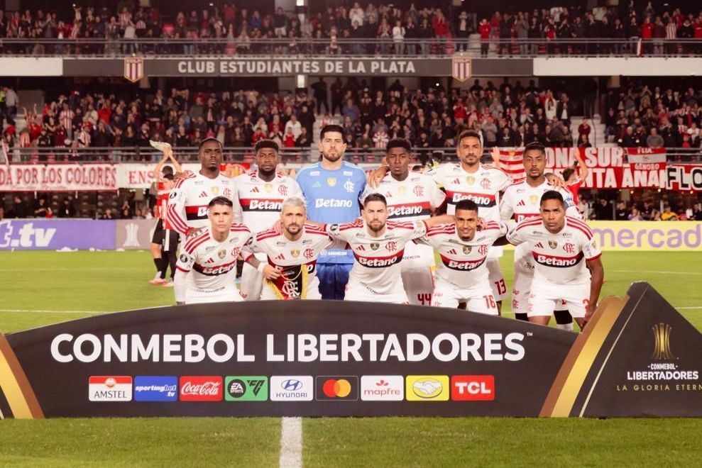 Titular do Flamengo sente dores e deixa duelo com o Estudiantes no primeiro tempo