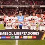 Titular do Flamengo sente dores e deixa duelo com o Estudiantes no primeiro tempo