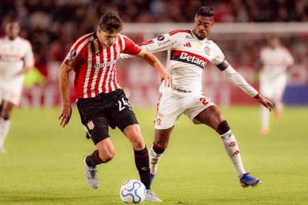 Bruno Henrique em ação na partida entre Flamengo e Estudiantes