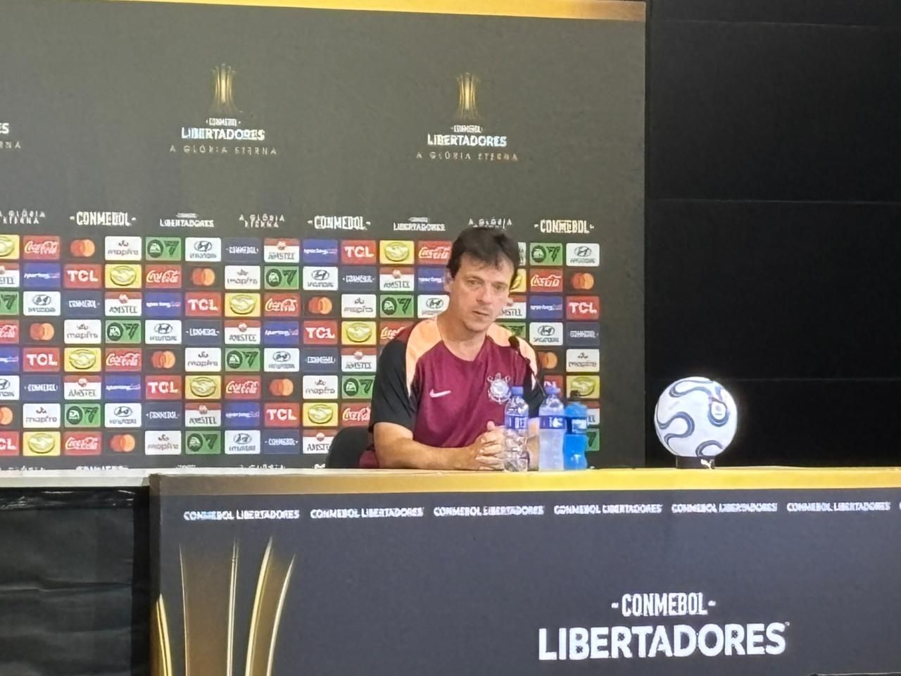 Diniz revela segredo da solidez defensiva do Corinthians e exalta titular