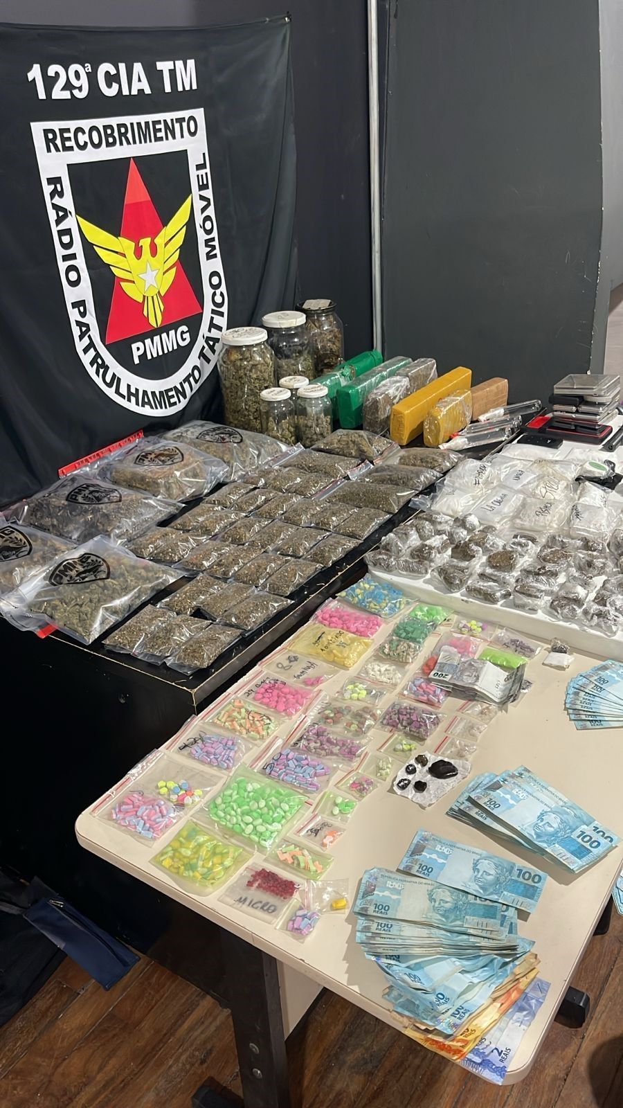 PM faz apreensão de drogas, dinheiro e carro possivelmente clonado em Poços de Caldas