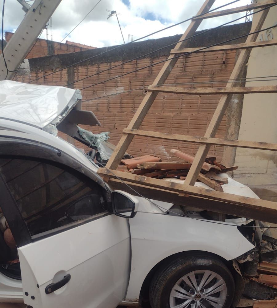 Dois homens morrem após grave acidente de carro em Capitão Enéas