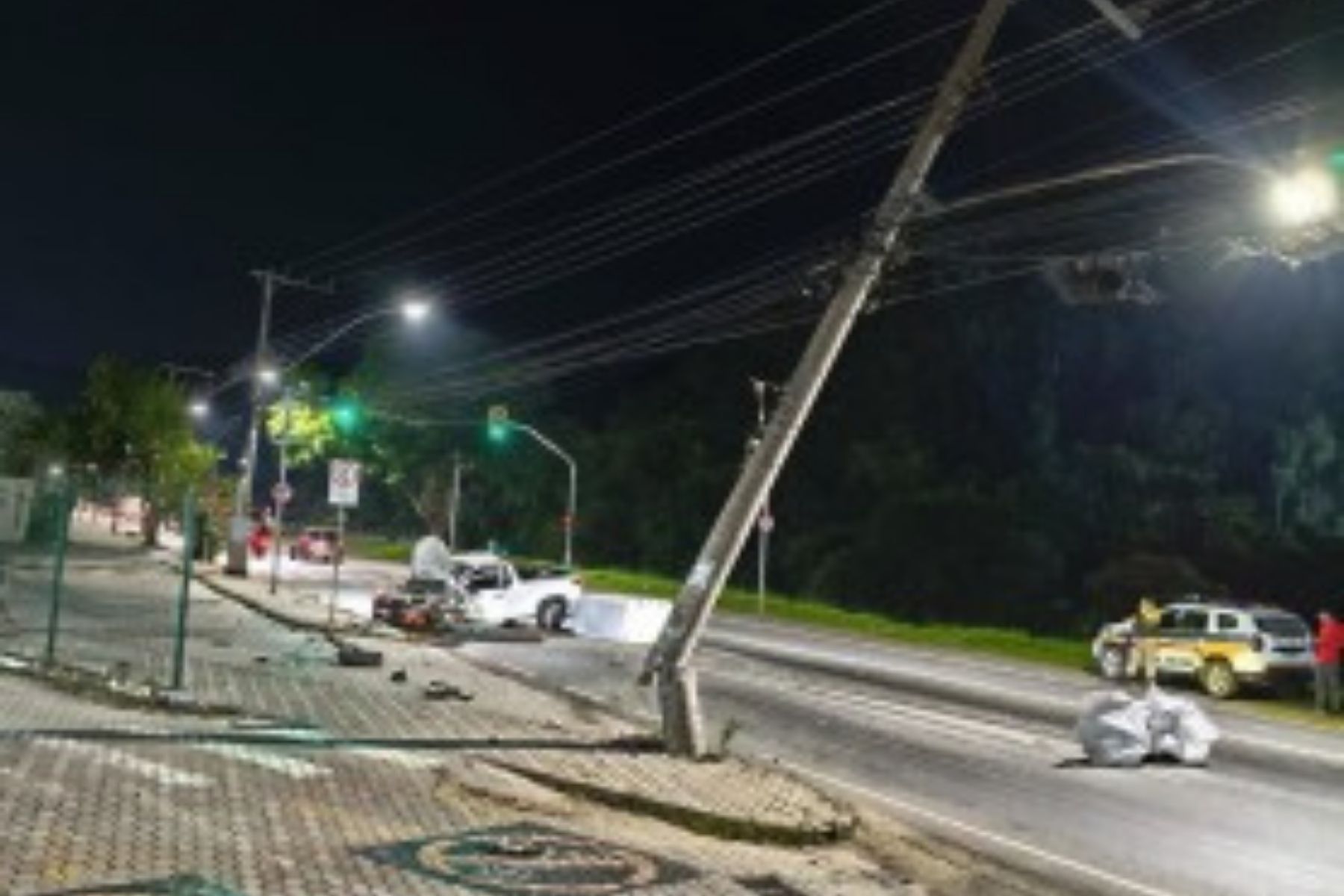 Motorista afirma que se distraiu olhando uma mulher e atinge poste em Juiz de Fora