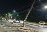 Motorista afirma que se distraiu olhando uma mulher e atinge poste em Juiz de Fora