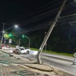 Motorista afirma que se distraiu olhando uma mulher e atinge poste em Juiz de Fora