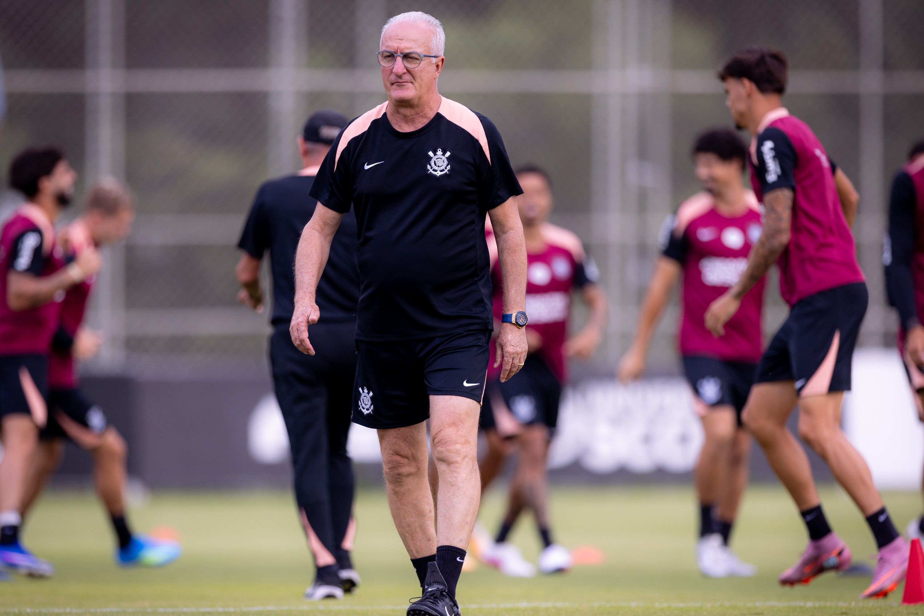 Corinthians pondera multa rescisória ao decidir futuro de Dorival