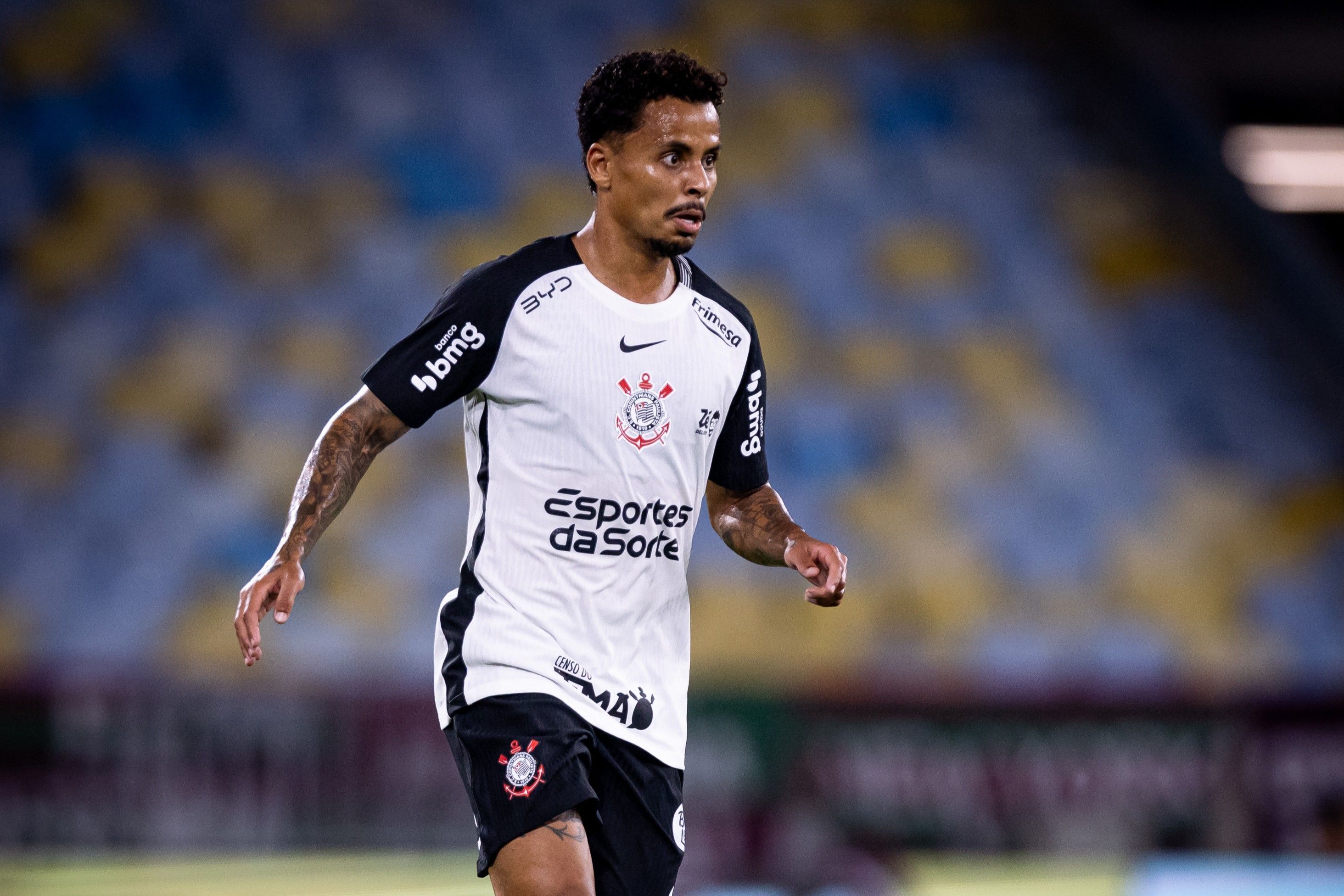 Allan, do Corinthians, se manifesta após expulsão por gesto obsceno