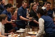 O que a psicologia diz sobre as pessoas que ajudam os garçons a retirar a mesa do restaurante