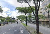 Veículo capota na Av. Álvares Cabral, em BH, e condutor não é localizado