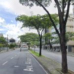 Veículo capota na Av. Álvares Cabral, em BH, e condutor não é localizado