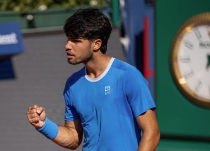 Carlos Alcaraz durante jogo em 2026