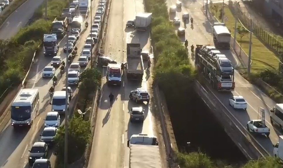Drone mostra caos no Anel Rodoviário de BH em manhã de acidentes e morte 