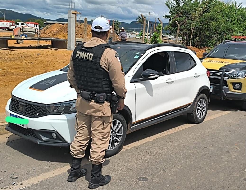 Motorista é preso com carro clonado na LMG-653, em Montes Claros