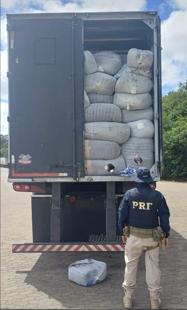 Polícia apreende carga irregular de roupas na BR-251, em Montes Claros
