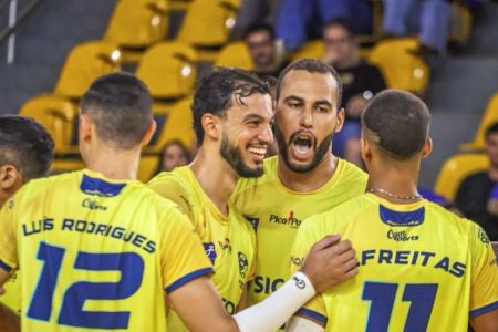 Jogadores do Araguari celebram na temporada 2025/2026