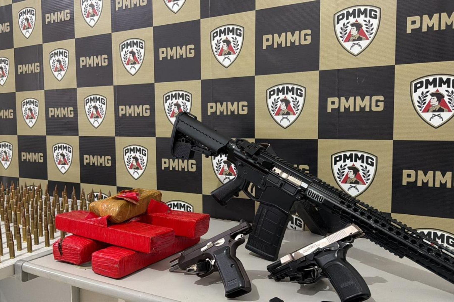 Dupla é presa com armas de uso restrito e materiais explosivos em Juiz de Fora