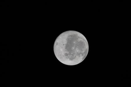 Uma vista do lado visível da Lua, o lado que sempre vemos da Terra, vista da espaçonave Orion.