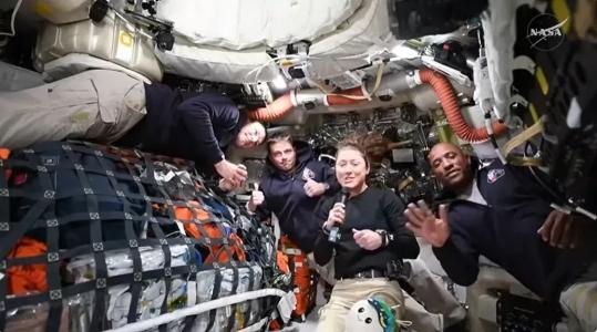 Tripulação da Artemis II relata cheiro de queimado vindo de banheiro na nave