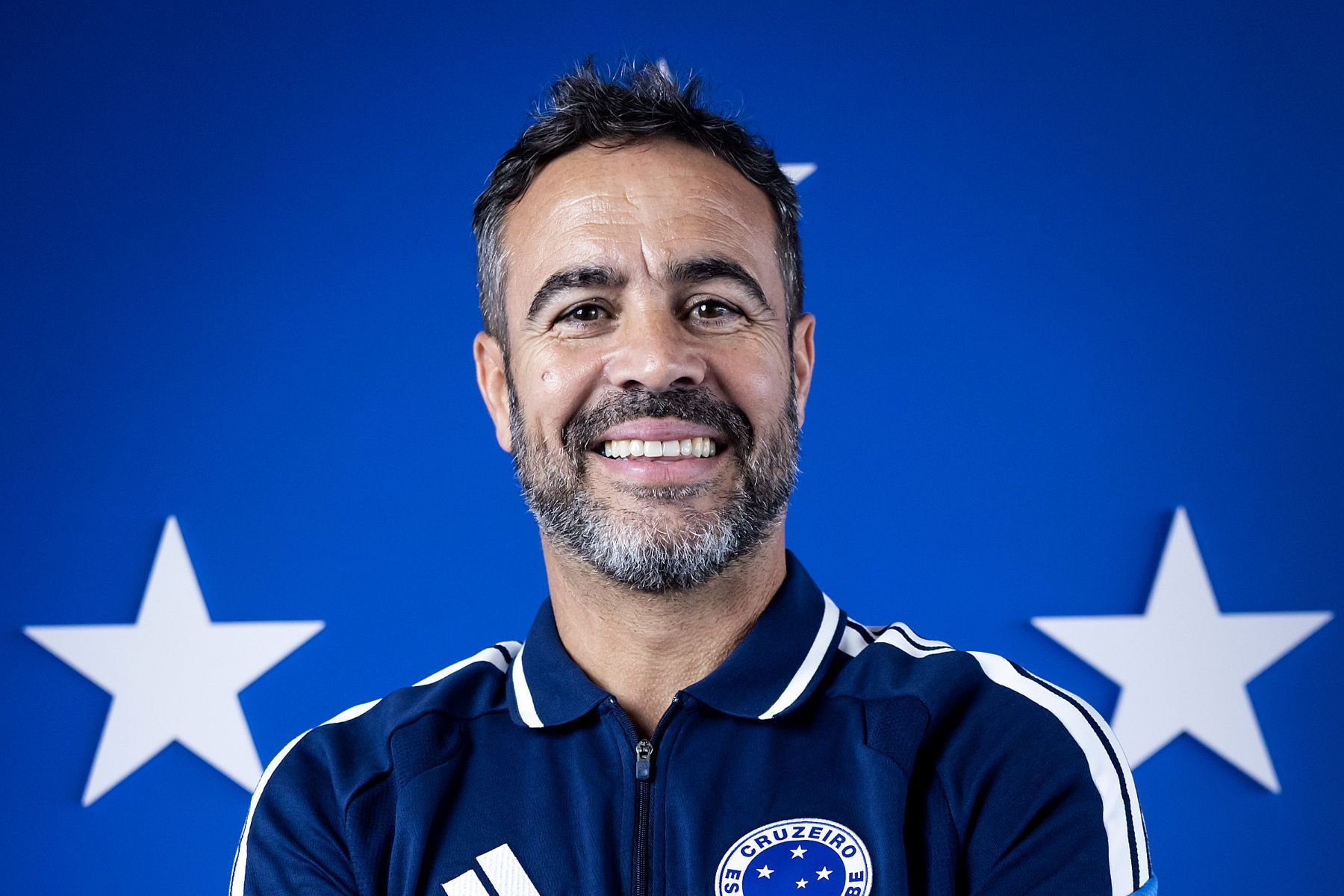 Não apenas Artur Jorge: Cruzeiro estreia novo uniforme contra o Vitória