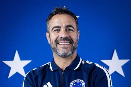 Artur Jorge em foto de anúncio como novo técnico do Cruzeiro