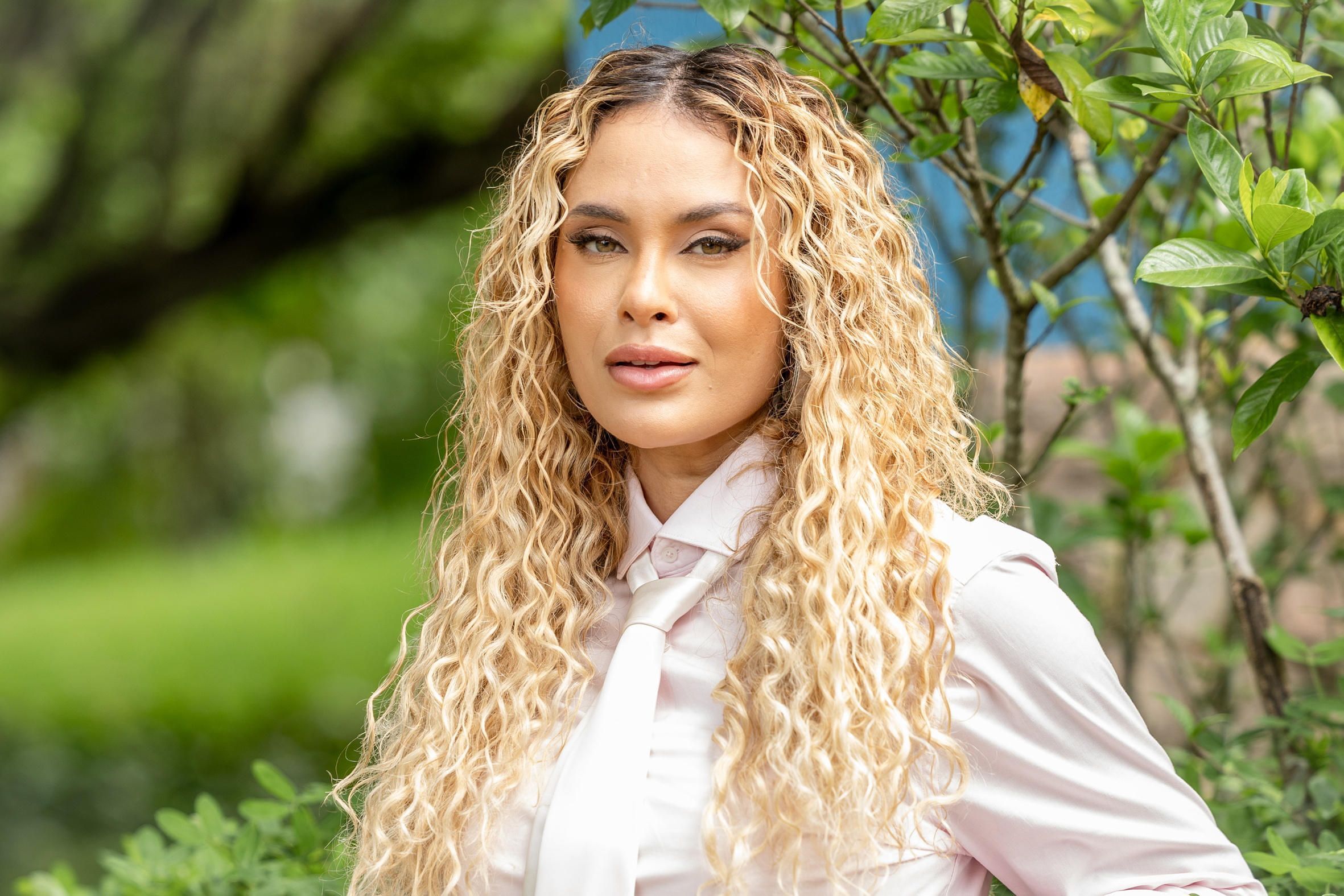 Sarah Andrade conquista prêmio após rejeição no BBB 26: 'Estamos aqui'