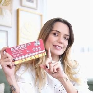 Marcela McGowan mostra teste de HIV