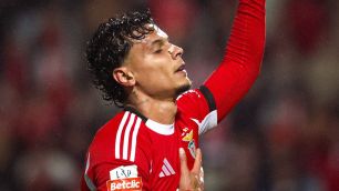 Ex-Palmeiras marca, mas Benfica tropeça e só empata com o Casa Pia pelo Português