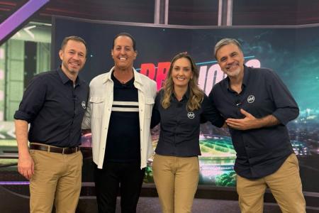 Benja ao lado de outros integrantes do time de esporte do SBT