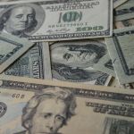 Dólar já caiu 9% em 2026, mas novas quedas ainda são incertas