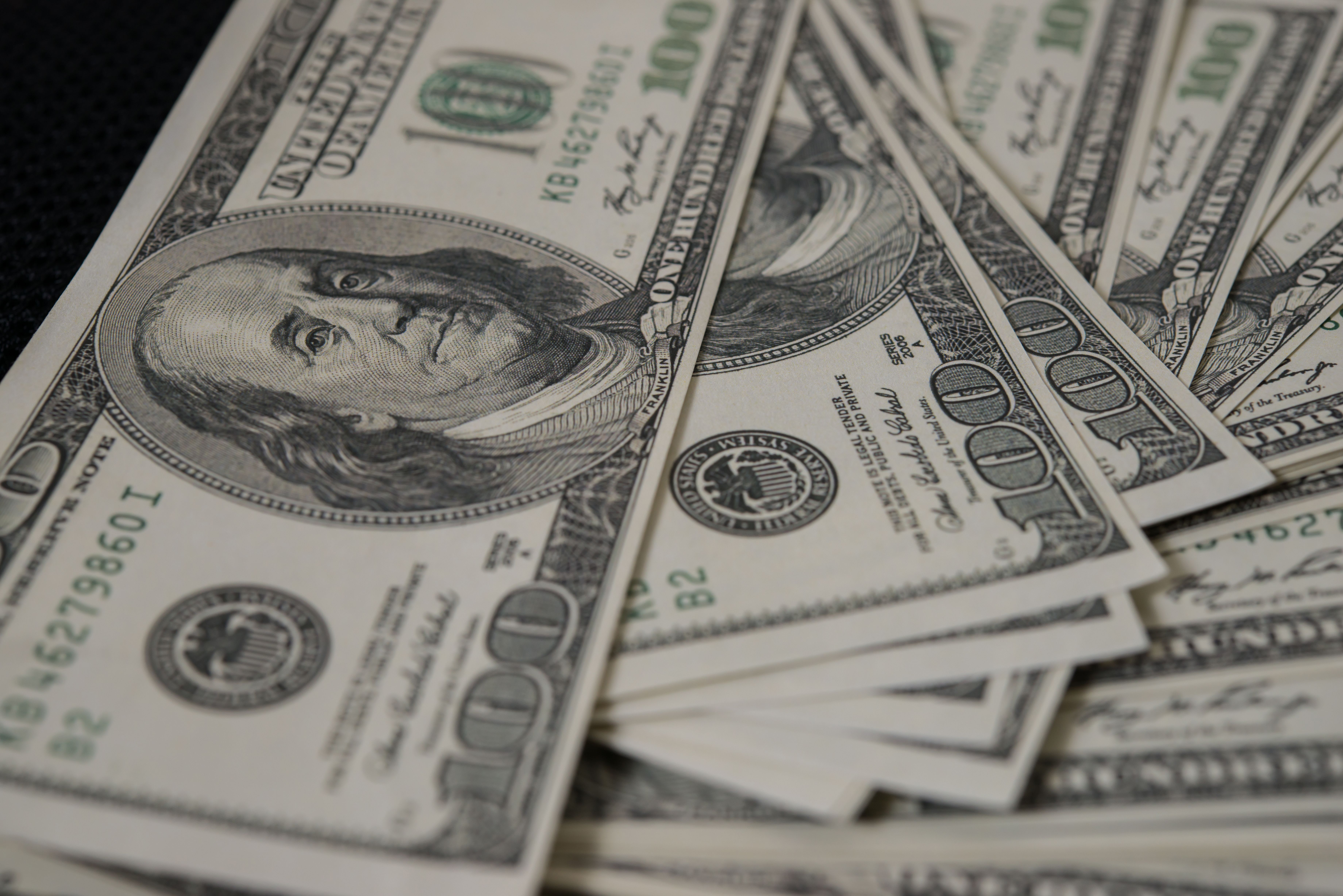 Dólar sobe para R$ 5,08 com pesquisa eleitoral e queda no petróleo